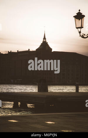 Winter Sonnenuntergang mit Silhouetten von Palästen und Kirchen in Venedig, Italien Stockfoto