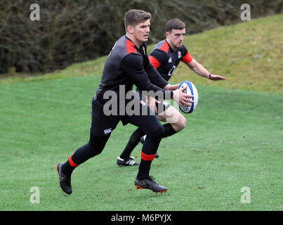 Owen Farrell (links) und George Ford während der Trainingseinheit im Pennyhill Park, Bagshot Englands. Stockfoto