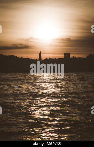 Winter Sonnenuntergang mit Silhouetten von Palästen und Kirchen in Venedig, Italien Stockfoto