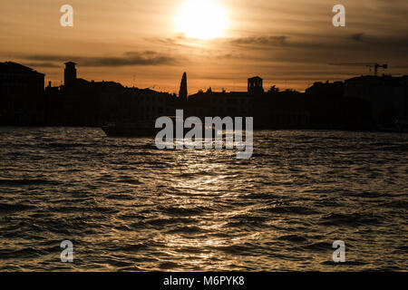 Winter Sonnenuntergang mit Silhouetten von Palästen und Kirchen in Venedig, Italien Stockfoto