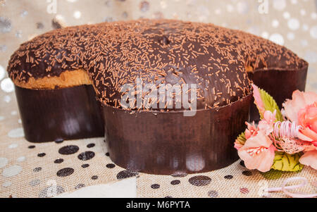 Ostern Taube mit Schokolade und Creme Chantilly im Studio, italienische Dessert. Stockfoto