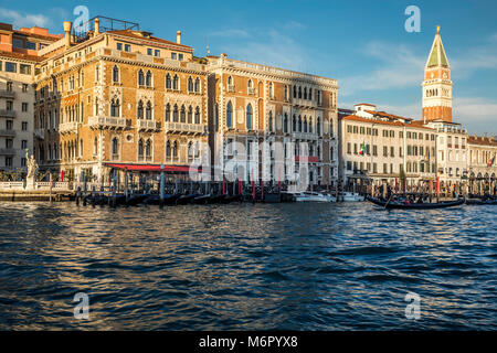 Blick auf den Dogenpalast und Campanile auf der Piazza di San Marco, Venedig, Italien Stockfoto