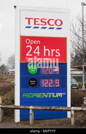 Kraftstoffpreis Board auf dem Vorplatz bei Tesco Supermarkt in Thirsk, North Yorkshire, England, Großbritannien Stockfoto