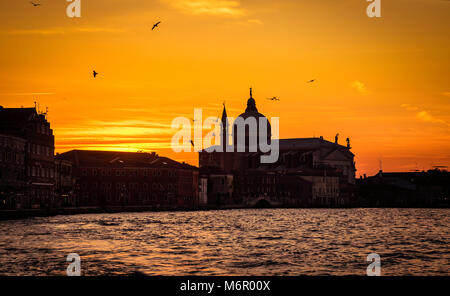 Winter Sonnenuntergang mit Silhouetten von Palästen und Kirchen in Venedig, Italien Stockfoto