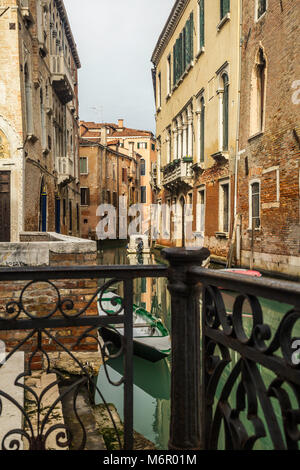 Kleine romantische Grachten und schmalen Gängen mit Gipfeln von zu Hause bei Sonnenuntergang, Venedig, Italien Stockfoto