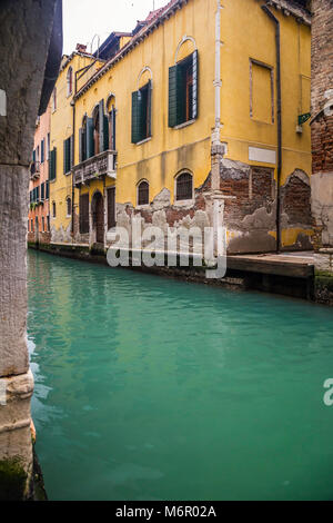 Kleine romantische Grachten und schmalen Gängen mit Gipfeln von zu Hause bei Sonnenuntergang, Venedig, Italien Stockfoto