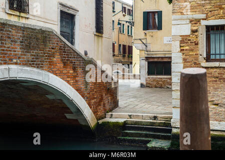 Kleine romantische Grachten und schmalen Gängen mit Gipfeln von zu Hause bei Sonnenuntergang, Venedig, Italien Stockfoto