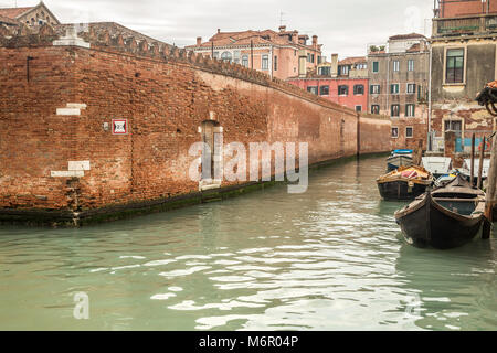 Kleine romantische Grachten und schmalen Gängen mit Gipfeln von zu Hause bei Sonnenuntergang, Venedig, Italien Stockfoto