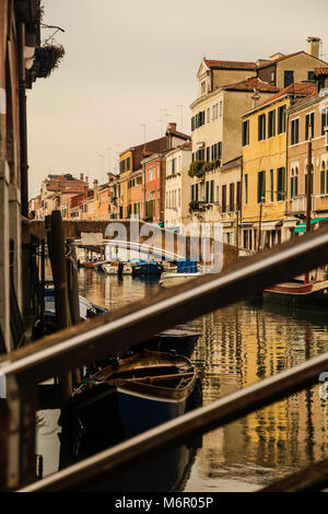 Kleine romantische Grachten und schmalen Gängen mit Gipfeln von zu Hause bei Sonnenuntergang, Venedig, Italien Stockfoto