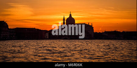 Winter Sonnenuntergang mit Silhouetten von Palästen und Kirchen in Venedig, Italien Stockfoto