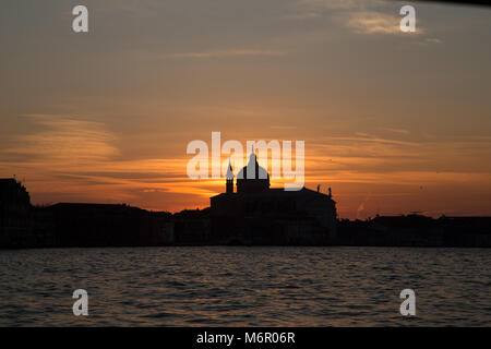 Winter Sonnenuntergang mit Silhouetten von Palästen und Kirchen in Venedig, Italien Stockfoto