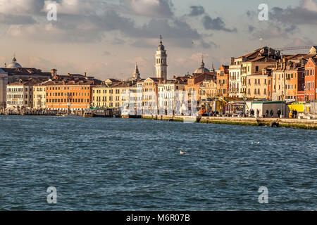 Blick auf den Dogenpalast und Campanile auf der Piazza di San Marco, Venedig, Italien Stockfoto