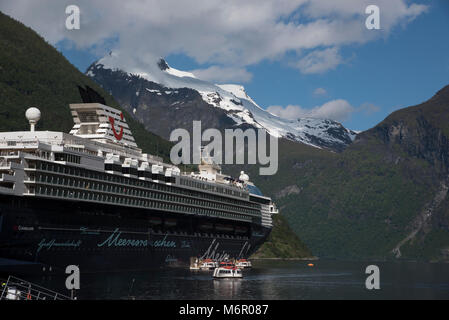 Geirangerfjord ist eine touristische Hotspot in Norwegen um fast 200 Kreuzfahrtschiffe wie die Mein Schiff 1 in einem Jahr besucht. Stockfoto