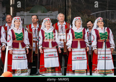 Gomel, Belarus - Mai 9, 2015: Unbekannte Frauen Gruppe in Nationale Kleidung an der Feier des 70. Jahrestages der Befreiung von Belarus und der Sieg Stockfoto