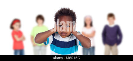 Afro-Kind erschrocken über seine Ohren ang blurry Kinder Hintergrund Stockfoto