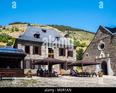 Baqueira Beret, Spanien - 13. August 2016. Touristen entspannen im Montgarri Tierheim in der Nähe von Pla de Beret in Aran Tal, Spanien Stockfoto