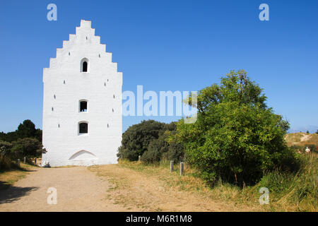 Eine traditionelle Kirche in Dänemark. Dieses ist mit der Bezeichnung 'Den Tilsandede Kirke', der Sand bedeckt Kirche. Stockfoto