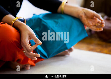 Nahaufnahmen der Hände des indischen Frau in Kinn - Mudra beim Üben von Meditation, Yoga. Stockfoto