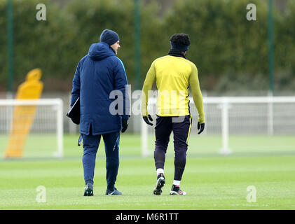 Tottenham Hotspur Manager Mauricio Pochettino (links) mit Tottenham Hotspur ist Danny Rose während des Trainings an der Tottenham Hotspur Football Club Training Ground, London. Stockfoto