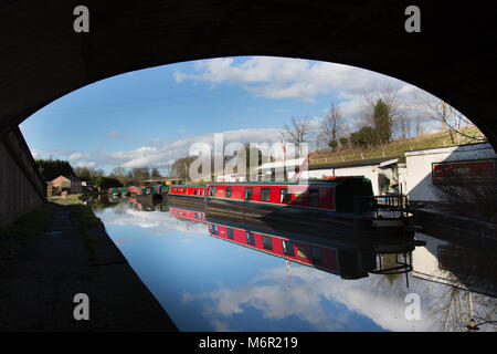 Bridgewater Canal, Cheshire, England. Malerischer Blick auf den Kanal Boote im Hafen auf der Bridgewater Canal, in Preston Brook. Stockfoto