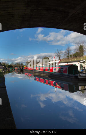 Bridgewater Canal, Cheshire, England. Malerischer Blick auf den Kanal Boote im Hafen auf der Bridgewater Canal, in Preston Brook. Stockfoto