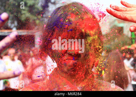 Pokhara, Nepal. 01. März 2018. Ein chinesischer Tourist spielen Holi, das Festival der Farben in Lakeside, Pokhara. Stockfoto