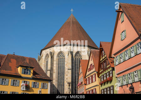 Häuser und St. George's Münster gotischen Hallenkirche, Dinkelsbühl, Mittelfranken, Bayern, Deutschland Stockfoto