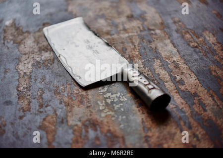 Der große chef Küche Messer deba Jahrgang in distressed Tabelle Oberfläche Stockfoto