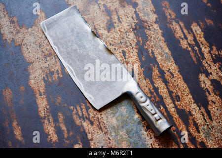 Der große chef Küche Messer deba Jahrgang in distressed Tabelle Oberfläche Stockfoto