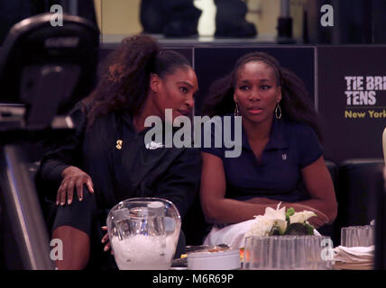 New York, USA. 5. März, 2018. Venus Williams, rechts und ihre Schwester Serena Chatten in zwischen den gleichen während der Tie Break ten Tennis Turnier im Madison Square Garden in New York. Das Turnier bietet acht der Touren top weibliche Spieler konkurrieren für einen $ 250.000 Gewinner ausgezeichnet. Serena Williams hat wieder in den Wettbewerb nach der Geburt ihres ersten Kind. Quelle: Adam Stoltman/Alamy leben Nachrichten Stockfoto