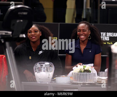 New York, USA. 5. März, 2018. Venus Williams, rechts und ihre Schwester Serena teilen sich ein Lachen courtside zwischen Gleichen während der Tie Break ten Tennis Turnier im Madison Square Garden in New York. Das Turnier bietet acht der Touren top weibliche Spieler konkurrieren für einen $ 250.000 Gewinner ausgezeichnet. Serena Williams hat wieder in den Wettbewerb nach der Geburt ihres ersten Kind. Quelle: Adam Stoltman/Alamy leben Nachrichten Stockfoto