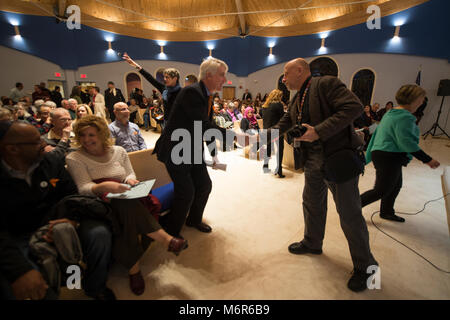 Leesburg, Virginia, USA. 5. März, 2018. Virginia Attorney General Mark Hering ist von George Cassutto vor Beginn der Loudoun Liebe deinen Nächsten: Hoffnung nicht hassen Treffen in Sha'sind Shalom in Leesburg begrüßt. Das Treffen war eine Reaktion auf die jüngsten KKK Verteilen von Flugblättern, die in einigen von Loudoun Städte geschieht. (Foto von Douglas Graham/Loudoun Jetzt) Credit: William Graham/Alamy leben Nachrichten Stockfoto