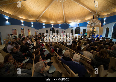 Leesburg, Virginia, USA. 5. März, 2018. Über 500 Menschen nahmen an der Loudoun Liebe deinen Nächsten: Hoffnung nicht hassen Treffen in Sha'sind Shalom in Leesburg. Das Treffen war eine Reaktion auf die jüngsten KKK Verteilen von Flugblättern, die in einigen von Loudoun Städte geschieht. (Foto von Douglas Graham/Loudoun Jetzt) Credit: William Graham/Alamy leben Nachrichten Stockfoto