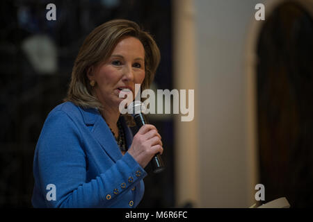 Leesburg, Virginia, USA. 5. März, 2018. Über 500 Menschen nahmen an der Loudoun Liebe deinen Nächsten: Hoffnung nicht hassen Treffen in Sha'sind Shalom in Leesburg. Hier Kongress Frauen Barbara Comstock, R-VA., Adressen der Sitzung das war eine Reaktion auf die jüngsten KKK Verteilen von Flugblättern, die in einigen von Loudoun Städte geschieht. (Foto von Douglas Graham/Loudoun Jetzt) Credit: William Graham/Alamy leben Nachrichten Stockfoto