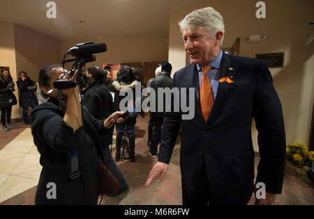 Leesburg, Virginia, USA. 5. März, 2018. Virginia Attorney General Mark Hering wird von den lokalen Medien vor dem Start des Loudoun Liebe deinen Nächsten: Hoffnung nicht hassen Treffen in Sha'sind Shalom in Leesburg begrüßt. Das Treffen war eine Reaktion auf die jüngsten KKK Verteilen von Flugblättern, die in einigen von Loudoun Städte geschieht. (Foto von Douglas Graham/Loudoun Jetzt) Credit: William Graham/Alamy leben Nachrichten Stockfoto