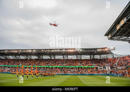 Houston, TX, USA. 3 Mär, 2018. Ein Blick auf die BBVA Compass Stadion als Coast Guard Hubschrauber braucht eine Überführung vor einem MLS Fußball Match zwischen dem Houston Dynamo und Atlanta United FC in Houston, TX. Trask Smith/CSM/Alamy leben Nachrichten Stockfoto