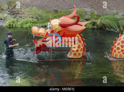 Christchurch, Canterbury, Neuseeland. 6 Mär, 2018. Ein Arbeiter installiert einen Drachen in den Avon River für die jährliche Christchurch Laternenfest mit hunderten von bunten Laternen im Wasser, an Land und in den Bäumen. Das Festival wird 10. und 11. März in der zentralen Stadt zum ersten Mal seit einem Erdbeben 2011 zerstörten Christchurch statt. Credit: PJ Heller/ZUMA Draht/Alamy leben Nachrichten Stockfoto