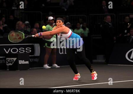 New York, USA. 5. März, 2018. Frankreichs Marion Bartoli kniet während ihres Gleichen gegen Serena Williams in der Tie Break ten Tennis ournament im Madison Square Garden in New York. Das Turnier bietet acht der Touren top weibliche Spieler konkurrieren für einen $ 250.000 Siegerpreis, Kredit: Adam Stoltman/Alamy leben Nachrichten Stockfoto