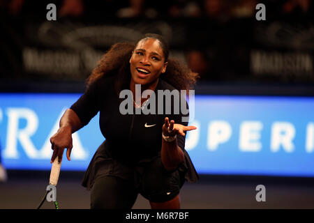 New York, USA. 5. März, 2018. Serena Williams reagiert auf eine verpasste, das während des Tie Break ten Tennis Turnier im Madison Square Garden in New York. Das Turnier bietet acht der Touren top weibliche Spieler konkurrieren für einen $ 250.000 Gewinner ausgezeichnet. Williams hat wieder in den Wettbewerb nach der Geburt ihres ersten Kindes. Quelle: Adam Stoltman/Alamy leben Nachrichten Stockfoto