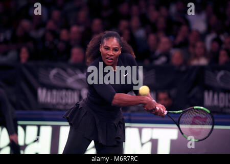 New York, USA. 5. März, 2018. Serena Williams in Aktion gegen China Shuai Zhang während der Tie Break ten Tennis Turnier im Madison Square Garden in New York. Das Turnier bietet acht der Touren top weibliche Spieler konkurrieren für einen $ 250.000 Gewinner ausgezeichnet. Williams hat wieder in den Wettbewerb nach der Geburt ihres ersten Kindes. Quelle: Adam Stoltman/Alamy leben Nachrichten Stockfoto