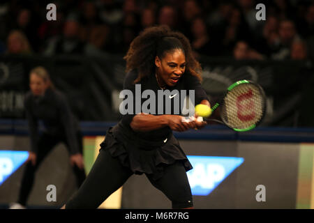 New York, USA. 5. März, 2018. Serena Williams in Aktion gegen China Shuai Zhang während der Tie Break ten Tennis Turnier im Madison Square Garden in New York. Das Turnier bietet acht der Touren top weibliche Spieler konkurrieren für einen $ 250.000 Gewinner ausgezeichnet. Williams hat wieder in den Wettbewerb nach der Geburt ihres ersten Kindes. Quelle: Adam Stoltman/Alamy leben Nachrichten Stockfoto