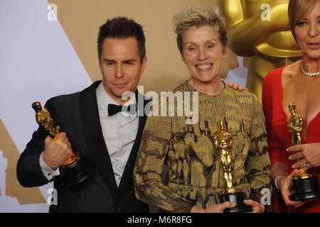 Sam Rockwell (L-R), Frances McDormand und Allison Janney pose im Presseraum des 90. jährlichen Academy Awards, die Oscars, bei Dolby Theater in Los Angeles, USA, am 04. März 2018. Foto: Hubert Boesl | Verwendung weltweit Stockfoto