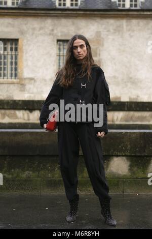 Paris, Frankreich. 04 Mär, 2018. Blogger Erika Boldrin am Valentino show anreisen, während Paris Fashion Week - März 4, 2018 - die Credit: Runway Manhattan/Valentina Ranieri *** Für die redaktionelle Nutzung nur*** | Verwendung weltweit/dpa/Alamy leben Nachrichten Stockfoto