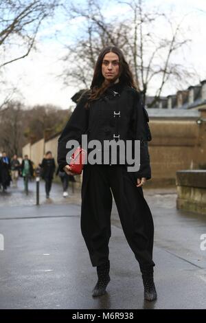 Blogger Erika Boldrin am Valentino show anreisen, während Paris Fashion Week - März 4, 2018 - Foto: Start- und Landebahn Manhattan/Valentina Ranieri *** Für die redaktionelle Nutzung nur*** | Verwendung weltweit Stockfoto