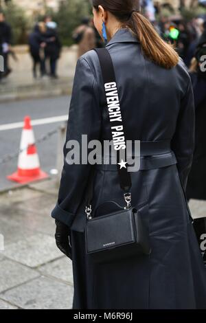 Paris, Frankreich. 04 Mär, 2018. Julia Haghjoo Teilnahme an der Givenchy zeigen, während Paris Fashion Week - März 4, 2018 - die Credit: Runway Manhattan/Valentina Ranieri *** Für die redaktionelle Nutzung nur*** | Verwendung weltweit/dpa/Alamy leben Nachrichten Stockfoto