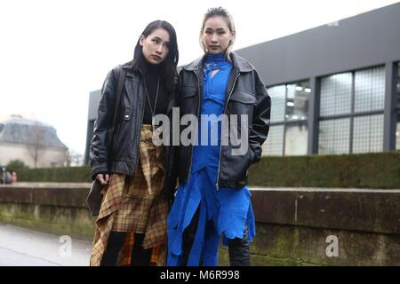 Paris, Frankreich. 04 Mär, 2018. Chic showgoers am Valentino show anreisen, während Paris Fashion Week - März 4, 2018 - die Credit: Runway Manhattan/Valentina Ranieri *** Für die redaktionelle Nutzung nur*** | Verwendung weltweit/dpa/Alamy leben Nachrichten Stockfoto