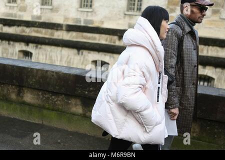 Paris, Frankreich. 04 Mär, 2018. Chic showgoers am Valentino show anreisen, während Paris Fashion Week - März 4, 2018 - die Credit: Runway Manhattan/Valentina Ranieri *** Für die redaktionelle Nutzung nur*** | Verwendung weltweit/dpa/Alamy leben Nachrichten Stockfoto