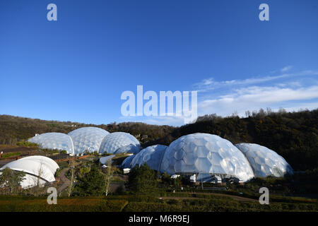 Eden Project, Cornwall, UK. 6. März 2018. UK Wetter. Nach einer nächtlichen Frost Es war strahlend blauer Himmel über dem Eden Project - vor heutigem Human Centered Space Konferenz, Kredit: Simon Maycock/Alamy leben Nachrichten Stockfoto