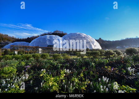 Eden Project, Cornwall, UK. 6. März 2018. UK Wetter. Nach einer nächtlichen Frost Es war strahlend blauer Himmel über dem Eden Project - vor heutigem Human Centered Space Konferenz, Kredit: Simon Maycock/Alamy leben Nachrichten Stockfoto