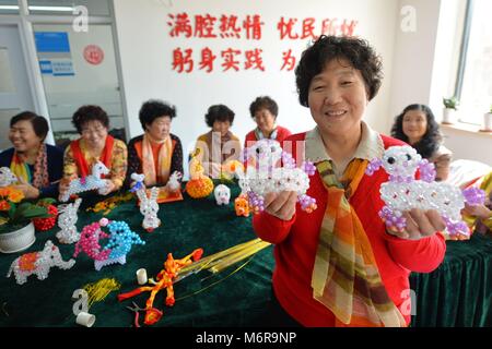 Qingdao, Qingdao, China. 6 Mär, 2018. Qingdao, China, 6. März 2018: Frauen machen Kunsthandwerk einschließlich papercuttings in Qingdao, Osten Chinas Provinz Shandong, Kennzeichnung der kommende Tag der Frauen. Credit: SIPA Asien/ZUMA Draht/Alamy leben Nachrichten Stockfoto